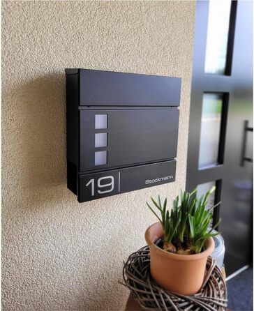 Поштова скринька Metzler Cube антрацит RAL 7016 з лазерним гравіюванням номеру будинку та імені - настінна, з відділенням для газет, вікном. Розмір: 37x37x10.5 см