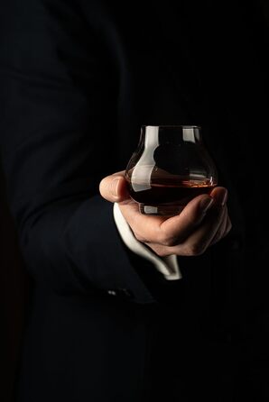 GLASSIQUE GIFT Set - Small 240 ml Brandy and Cognac Professional Tasting and Nosing Glasses | 4-Piece Set | Crystal Dishwasher-Safe Cognac Snifter Stemless | Cognac Glasses Gift Set