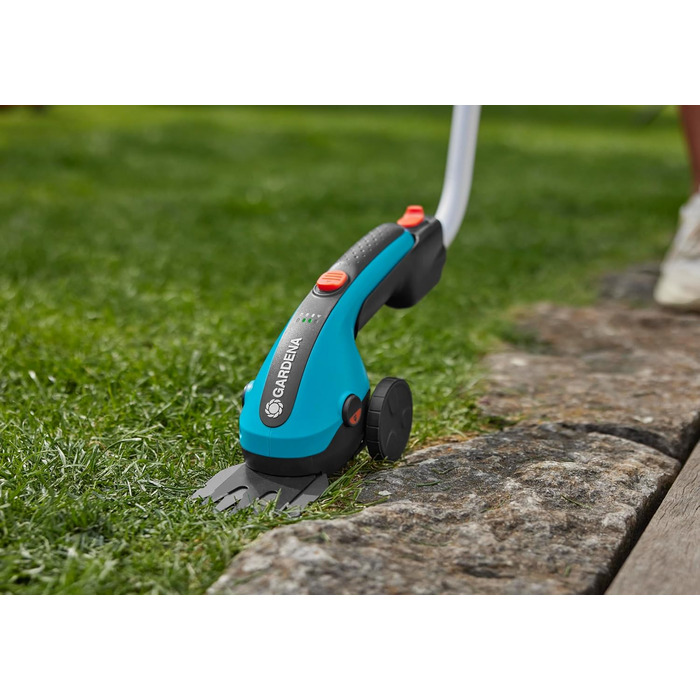 Акумуляторні ножиці для трави Gardena ClassicCut Li, 8 см, з телескопічною ручкою та колесами, LED-індикатором заряду, швидка заміна лез без інструментів