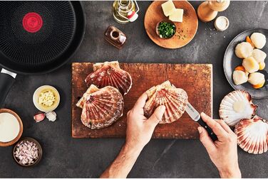 Сковорода Tefal Unlimited On 32 см індукційна з антипригарним покриттям Titanium, з індикатором нагріву Thermo-Signal, для всіх типів плит, чорна G25908