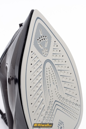 Парова праска з функцією самоочищення, керамічним покриттям та високою потужністю RIWALL