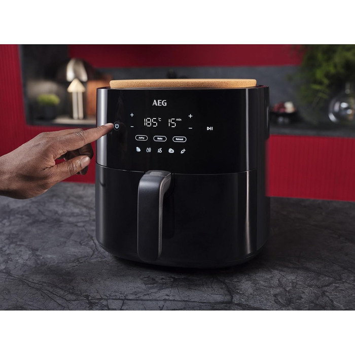 AEG AAF7B Hot Air Fryer / IF Design Award 2024 / Little to no oil / 8 programs / programmable / preheat function / 6.8l / dishwasher-safe / heat protection / flip reminder / black, 6.8l capacity, Series 7000