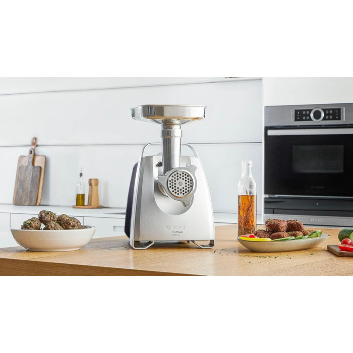 М'ясорубка Bosch MFW68660 сріблясто-чорна, 2200 Вт, насадки для ковбас, 4 тертки, 3 диски з нержавіючої сталі (3, 4.8, 8 мм)