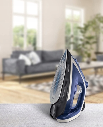 Парова праска Tefal FV6872, потужність 2800 Вт, керамічна підошва, резервуар 270 мл