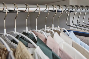 MAWA Clothes Hangers Light, Set of 100 space-saving and non-slip hangers, ideal for shirts and blouses, with 360° rotating hook and non-slip coating, 42 cm, White