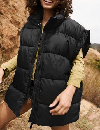 Жіноча зимова укорочена пухова жилетка. Легка, тепла, без рукавів, зі стійким коміром, з кишенями. Чорна