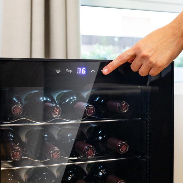 Холодильник для напоїв Cecotec Bolero GrandSommelier 2050 Black - 24 пляшки, компресорний, чорний. Регулювання температури 5-18°C, тиха робота.