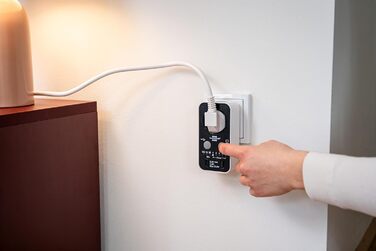 Брененштуль Розподільник розеток Ecolor 4-фазовий з USB (білий/чорний) з вимикачем та кабелем 1.5м, 2 USB-роз'єми (A+C), 1 розетка з заземленням