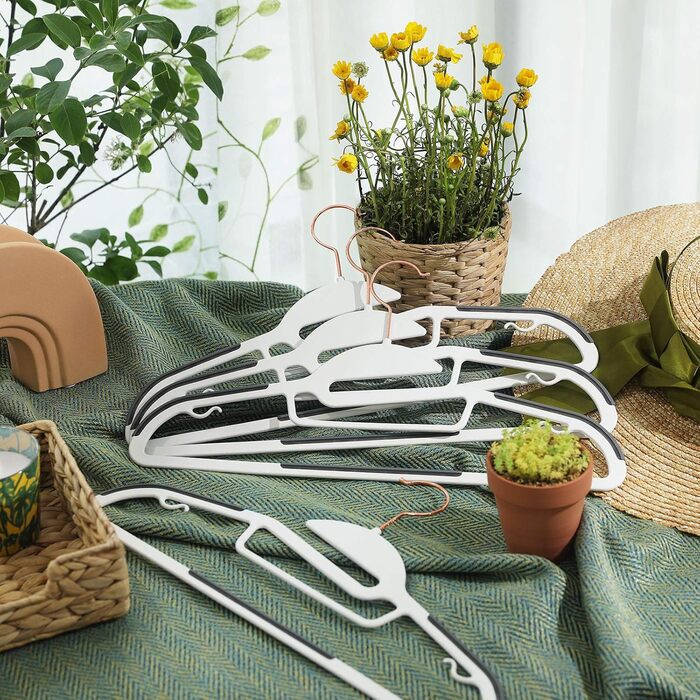 Набір вішалок SONGMICS 30 шт., для костюмів, з пластику, преміум-якість, антиковзаюче покриття, економія місця, 0,5 см товщина, гачок рожевого золота, поворот на 360°, ширина 41,5 см, світло-сірий + темно-сірий