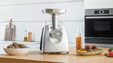 М'ясорубка Bosch MFW68660 сріблясто-чорна, 2200 Вт, насадки для ковбас, 4 тертки, 3 диски з нержавіючої сталі (3, 4.8, 8 мм)