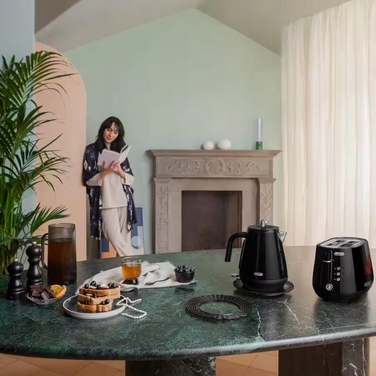 Електричний чайник De'Longhi KBY2001 BK, 2200 Вт, 1,7 л, чорний