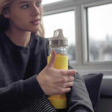 SIGG Hot & Cold Glass Thermo Bottle (0.4 L), non-toxic and insulated drinking bottle, glass thermo bottle with silicone protection (Ultra Lemon)