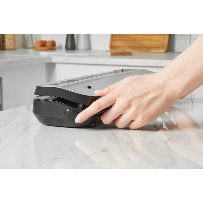 FoodSaver пристрій для вакуумної упаковки продуктів харчування з вбудованим відсіком для рулонів | Вакуумний пакувальник з різаком та режимом 'Delicate Food' | В комплекті сортовані вакуумні пакети [FFS005X] (компактний)