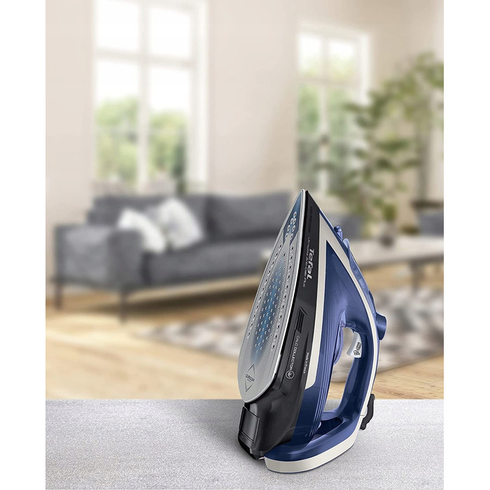 Парова праска Tefal FV6872, потужність 2800 Вт, керамічна підошва, резервуар 270 мл