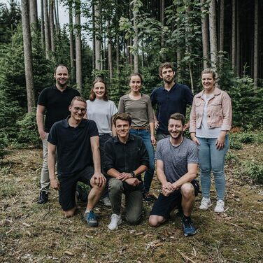 Дерев'яна ключниця з поличкою WOODS, настінний органайзер з горіха, ручна робота, 40 см, сучасний дизайн, виготовлено в Баварії