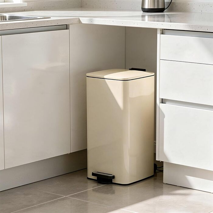 Сміттєвий відро Harbour Housewares на 30л з педаллю, квадратне, нержавіюча сталь (Бежевий)