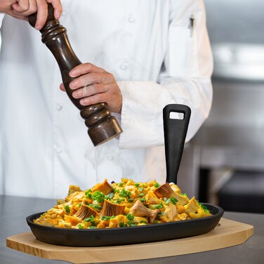 Relaxdays Serving Pan with Wooden Underplate, 2-Piece Set