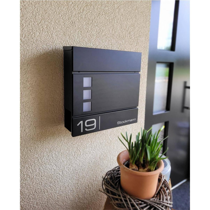 Поштова скринька Metzler Cube антрацит RAL 7016 з лазерним гравіюванням номеру будинку та імені - настінна, з відділенням для газет, вікном. Розмір: 37x37x10.5 см