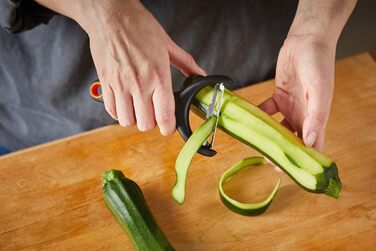 Овочечистка Fiskars Functional Form Y-подібна, 15 см, сталь/пластик, чорна (1016122)