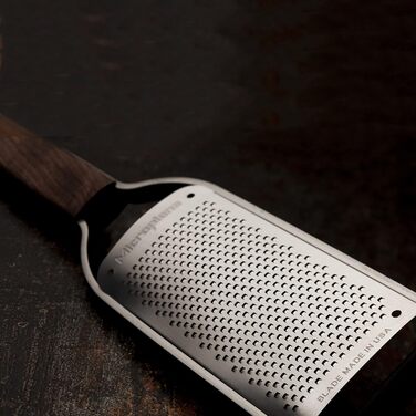 Терка кухонна Microplane Master Series з нержавіючої сталі та дерев'яним ручками з горіхового дерева, для овочів, фруктів та сиру, Made in USA (дрібна)