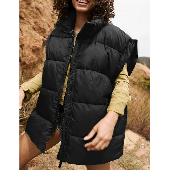 Жіноча зимова укорочена пухова жилетка. Легка, тепла, без рукавів, зі стійким коміром, з кишенями. Чорна