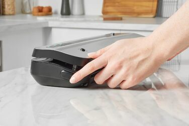 FoodSaver пристрій для вакуумної упаковки продуктів харчування з вбудованим відсіком для рулонів | Вакуумний пакувальник з різаком та режимом 'Delicate Food' | В комплекті сортовані вакуумні пакети [FFS005X] (компактний)