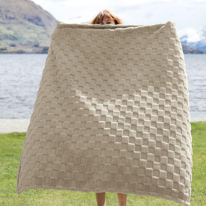 BEDSURE Плед пухнастий, флісовий та вовняний, для дивану, з візерунком шахової дошки, м'який та теплий, для декору кімнати, плед для відпочинку, світло-коричневий, 130 x 170 см