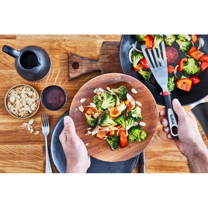 Сковорода Tefal Unlimited On 32 см індукційна з антипригарним покриттям Titanium, з індикатором нагріву Thermo-Signal, для всіх типів плит, чорна G25908