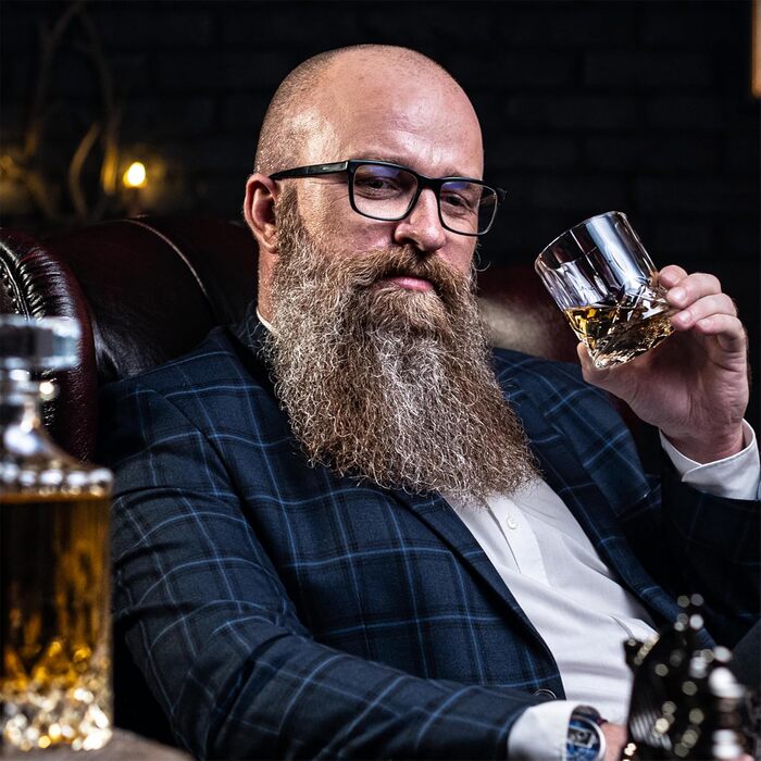 WHISISKEY Whiskey Carafe Set - Whiskey Gift Set - Gifts for Men - Men's Gifts Gift - Birthday Gift for Men - Classic Decanter 700ML, 2 Whiskey Glasses, 8 Whiskey Stones