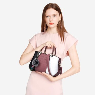 Сумка жіноча NICOLE & DORIS 2025 шкіряна чорна з пухнастим брелоком та знімним ремінцем через плече