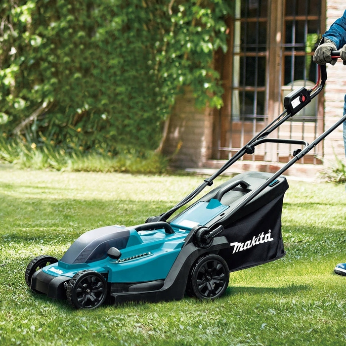 Акумуляторна газонокосарка Makita DLM330Z з коширом, 33 см, 18 V LXT (без АКБ та ЗР)