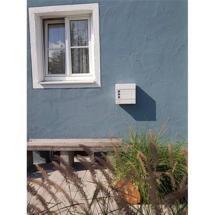 Поштова скринька Metzler Cube антрацит RAL 7016 з лазерним гравіюванням адреси та номера будинку. Скринька настінна з відділенням для газет та вікном, розмір 37x37x10.5 см