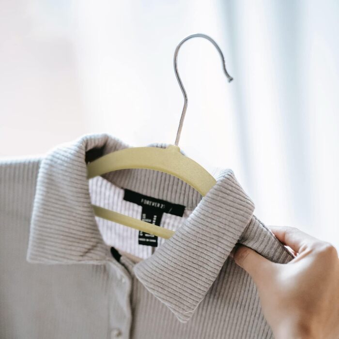 Вішалки для одягу KEPLIN, оксамитові, з перекладиною для краваток та 360° обертанням, міцні, економні, органайзер для шафи, для костюмів, курток та одягу, рішення для зберігання вдома, м'ятно-зелені (30 шт, кремовий)