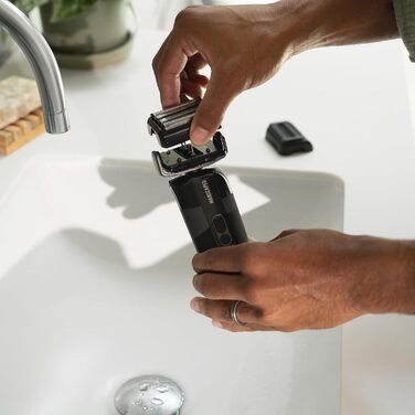 MANSCAPED® The Chairman™ PRO Electric Shaver, Razor with Two Interchangeable SkinSafe® Attachments, Shaver for Men with 4 Shaving Elements and a Stubble Trimmer, Battery-Powered, with Safety Lock