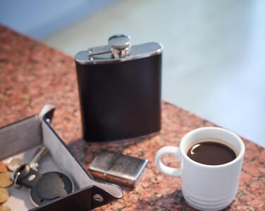 Фляга Zippo з нержавіючої сталі в шкіряному чохлі, 177 мл, колір мокко — ідеальна для походів та активного відпочинку
