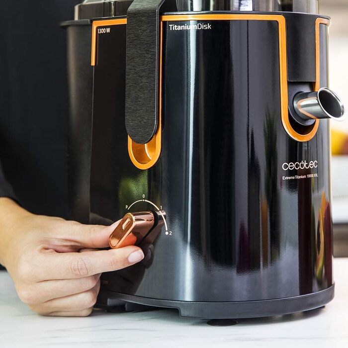 Соковитискач Cecotec Orbital Extreme Titanium 19000 XXL: 19000 об/хв, 1300 Вт, титанове лезо, 2 швидкості, BPA-free, чорний, 2000 мл