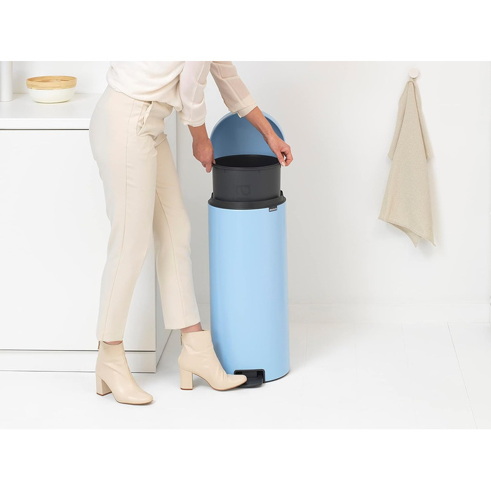 Відро Brabantia NewIcon 30L з м'яким закриттям кришки, педальним приводом та знімним внутрішнім відром (29 x 38 x 68 см, Dreamy Blue)