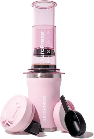 AeroPress Go Plus Рожева – портативна кавоварка 3-в-1 для подорожей і кемпінгу, французький прес, пуровер, еспресо, насичена кава без гіркоти, комплект для приготування кави