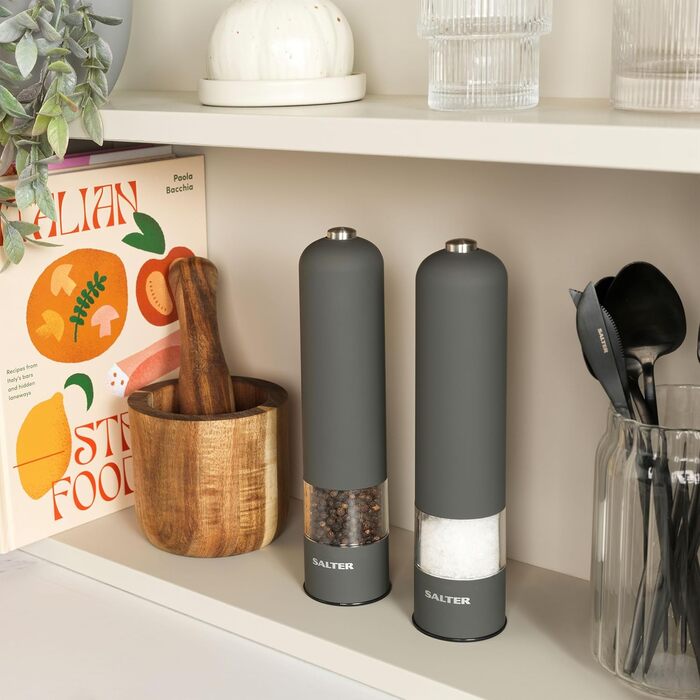 Набір електричних мельниць для солі та перцю Salter – зручне управління однією рукою, керамічний млин, регульований ступінь помелу, м'яке покриття, підсвічений цоколь (Cosmos Grey)