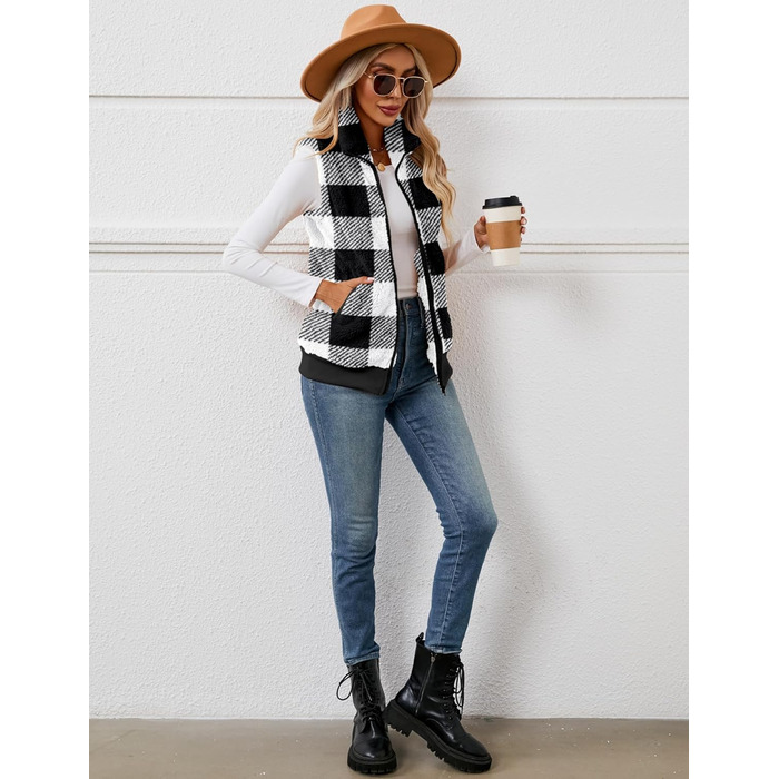 Жіноча жилетка з м'якого флісу IECCP - тепла безрукавка для осені та зими. Стильна жилетка з м'якого флісу з візерунком у клітинку чорно-білого кольору. Ідеальна для створення затишного осіннього образу.