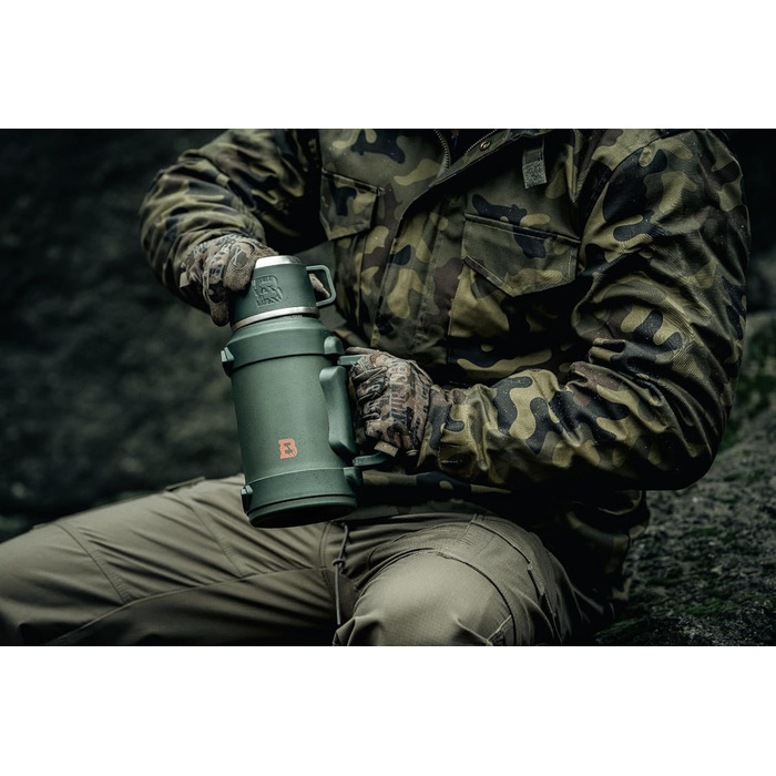 Термос Badger Outdoor Big Boy 1.3L з нержавіючої сталі з ситом для чаю | Вакуумна ізоляція, система One Touch, 24 години збереження тепла, ремінь, оливковий зелений