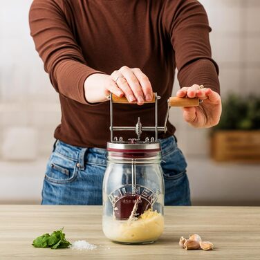 Kilner Butter Churn Glass with Hand Crank, make delicious butter yourself in just 10 minutes, with silicone stirrer, 1L, incl. instructions and recipes, also for herb butter, garlic butter, etc., 27 cm tall