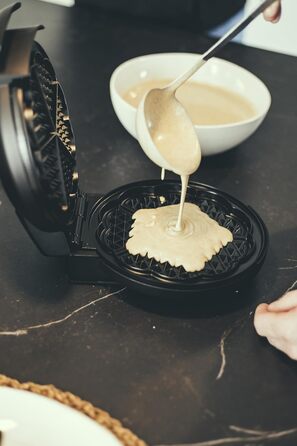 Severin Black Line Heart Waffle Maker - PFAS-Free Coating, Indicator Light, Cord Storage, 1000W