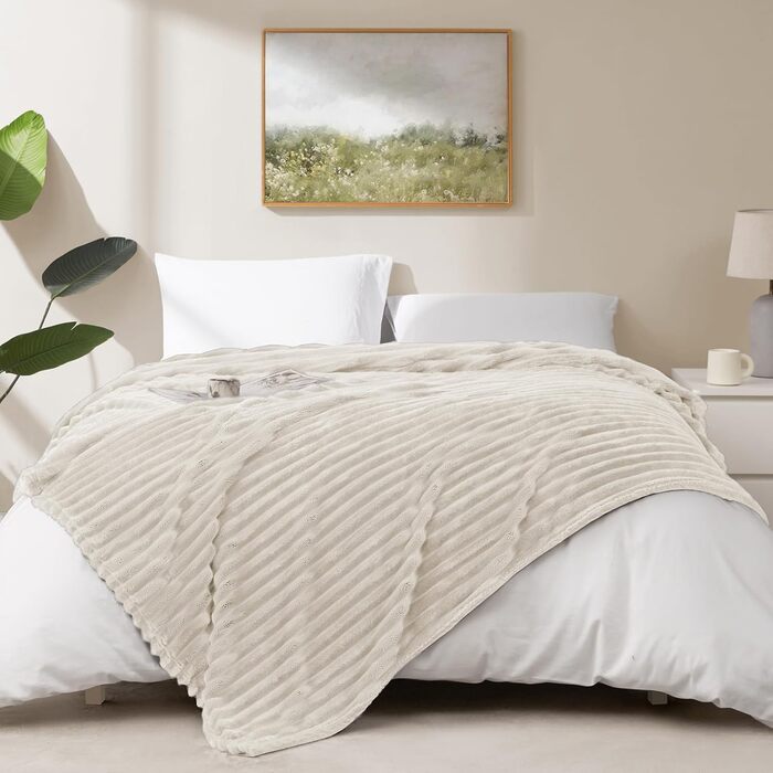 Пухнаста ковдра WAVVE: тепла флісова ковдра для дивану, софи та декору інтер'єру, 150 x 200 см, бежева