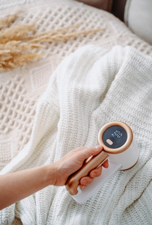 Акумуляторна машинка для видалення ковтунців ADLER з LCD-дисплеєм, 5 Вт