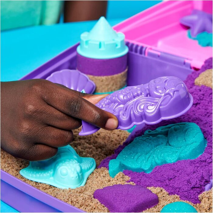 Kinetic Sand Mermaid Suitcase - with 1 kg of original kinetic sand from Sweden in 3 colors, 6 molds, 1 shovel for creative indoor sand play, for children ages 3 and up.