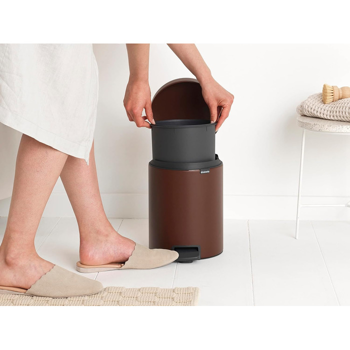 Відро для сміття Brabantia NewIcon 30L з м'яким закриттям, педальним механізмом та знімним внутрішнім відром (29 x 38 x 68 см, коричневе)