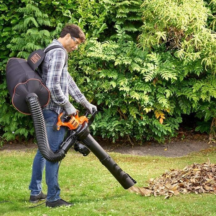 BLACK+DECKER 3-в-1 акумуляторний садовий пилосос-видувка 3000 Вт з подрібнювачем, рюкзаком-мішком 72 л, регульованою потужністю, для терас і доріжок (BEBLV300)