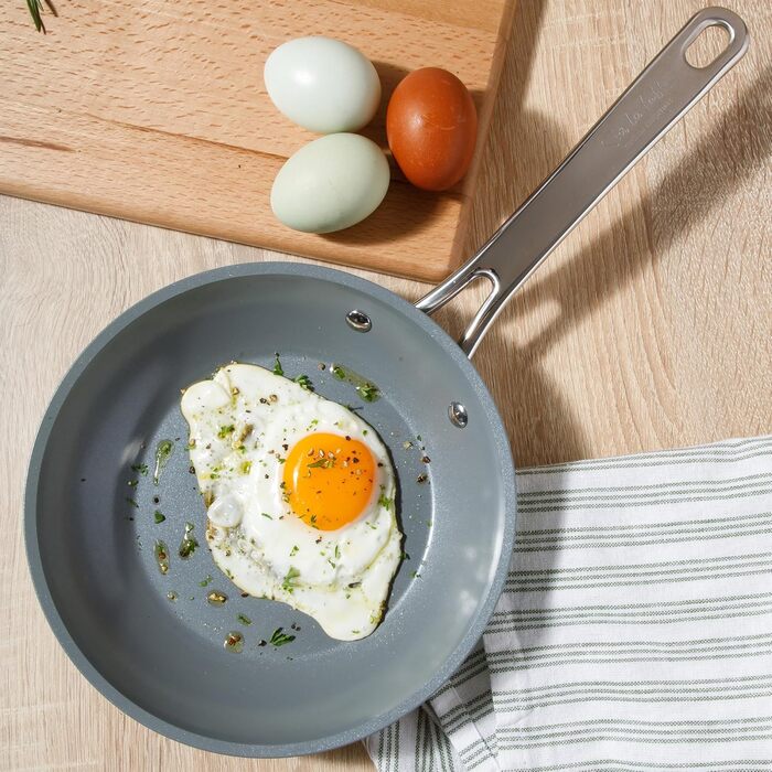 Набір кухонного посуду Sur La Table Kitchen Essentials, 13 предметів, керамічне покриття, антипригарне, для індукційних плит, знімний ручка, зелений
