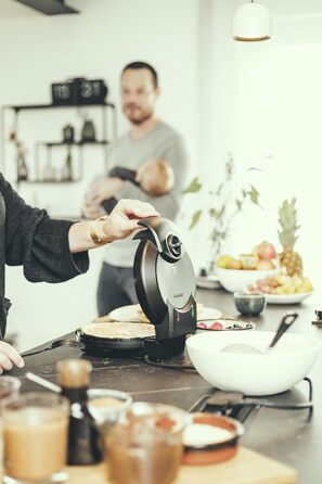 Severin Black Line Heart Waffle Maker - PFAS-Free Coating, Indicator Light, Cord Storage, 1000W